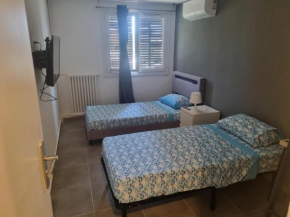 Chambre privative rénové 2024, climatisation, tramway sur place , 12 min centre, 16 min plage, aperçu latéral mer, 2 wc avec 2 salle de bain, private room renovated 2024, air-conditioned , tram on spo